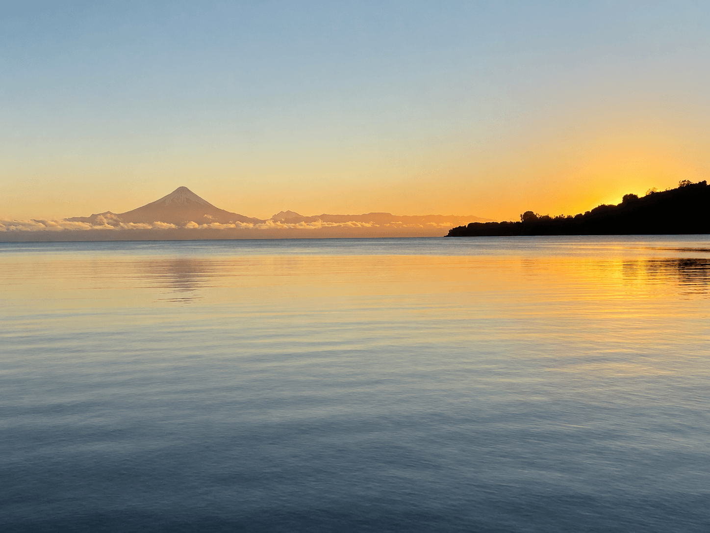 Panorámica del lago Llanquihue con el volcán Osorno al fondo, desde la costanera de Frutillar. Fotografía de portada de Mirador Propiedades.